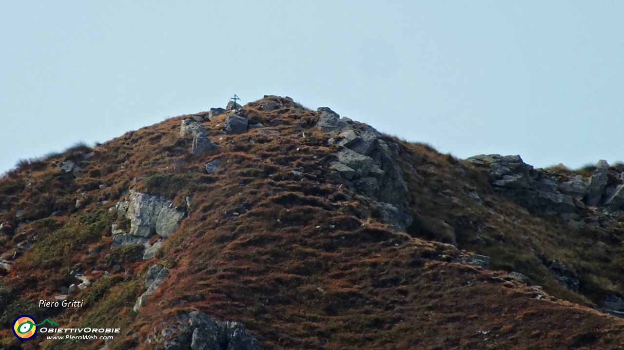 39 Zoom sulla cima del Monte Valegino con la piccola croce.JPG